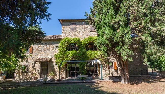 Chianti Classico - Tenuta Colonica Ristrutturata in Vendita